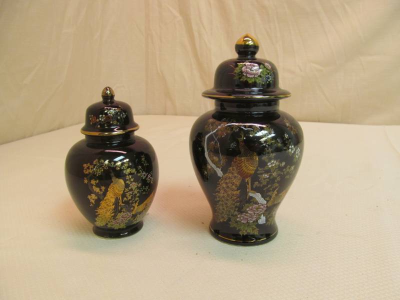 lot 9 image: Japanese jars