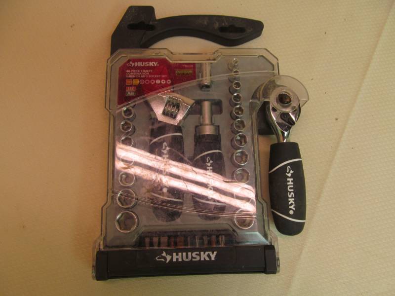 lot 14 image: Stubby combination wrench , socket set
