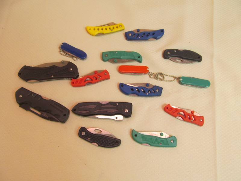 lot 22 image: pocket knives