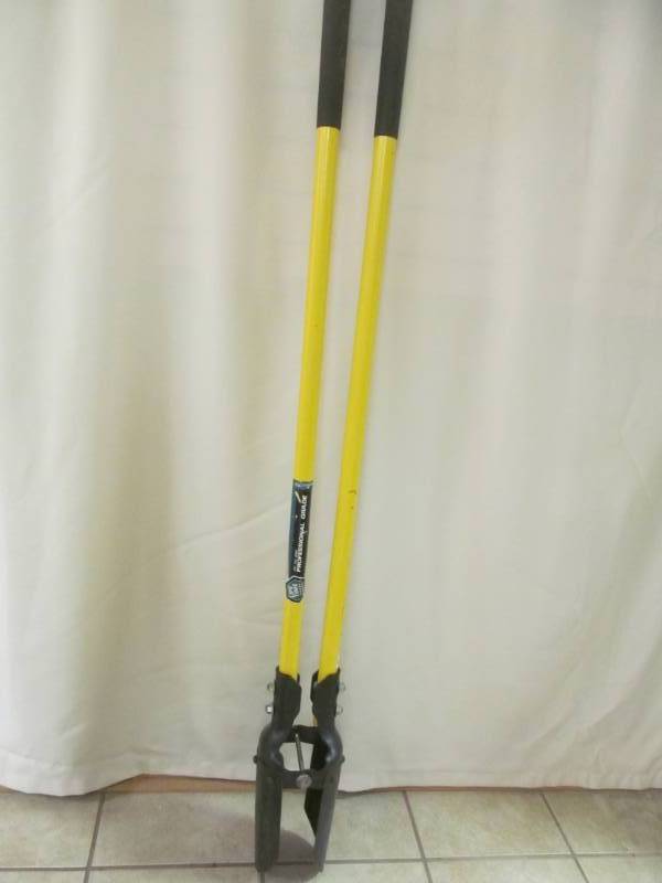 lot 42 image: post hole digger