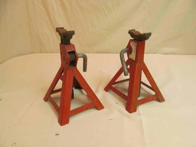 lot 48 image: jack stands