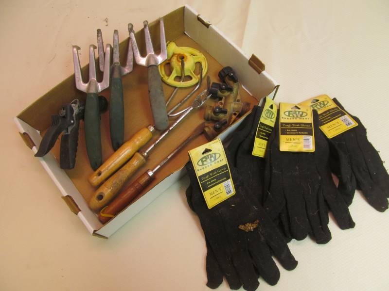 lot 79 image: garden tools