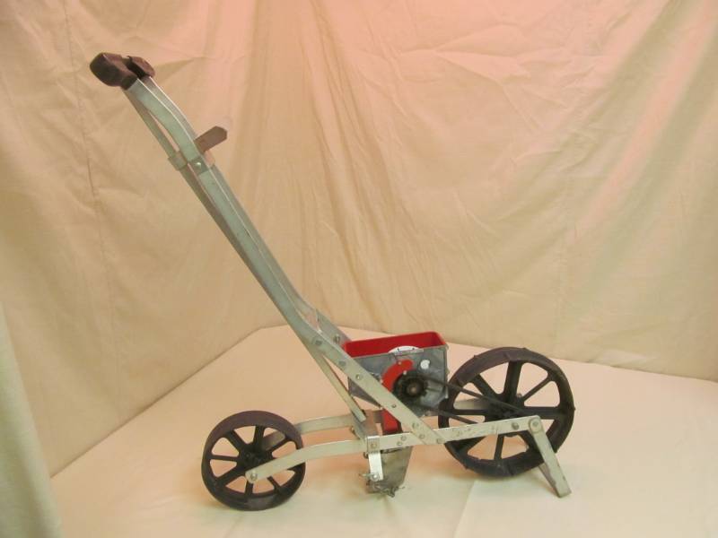 lot 98 image: Earthway garden seeder