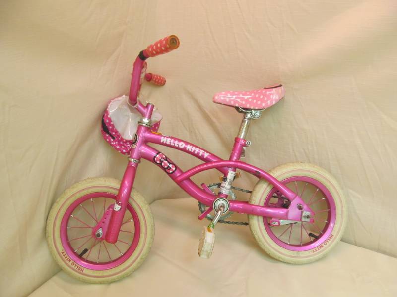 lot 131 image: Hello Kitty Pink Bike 12