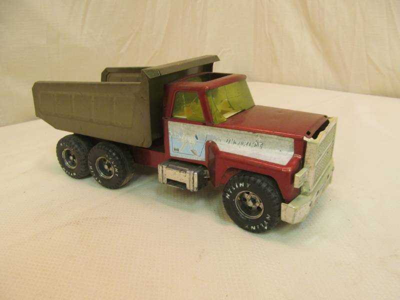 lot 141 image: Nylint Dump truck 16 long