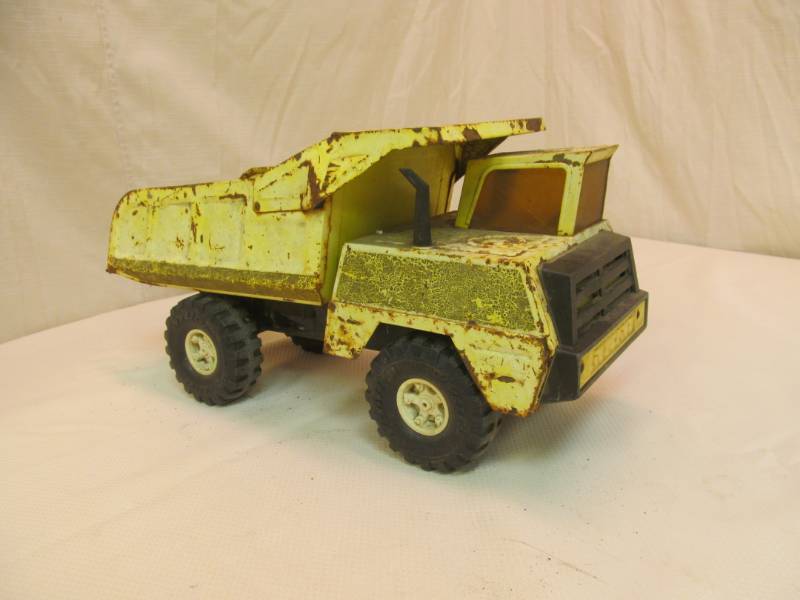 lot 143 image: Nylint Dump Truck