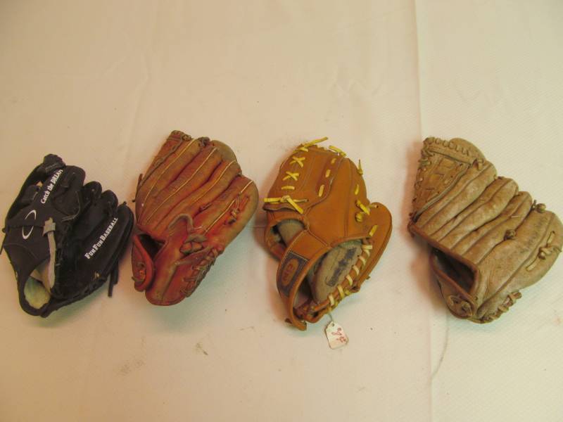 lot 167 image: Baseball Gloves, RightLeft