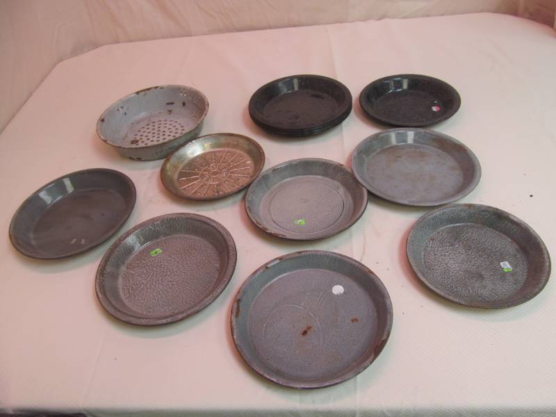 lot 172 image: Vintage Pie Plates