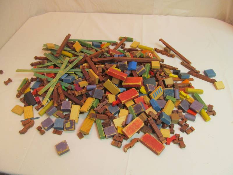 lot 178 image: Vintage Lincoln Logs  Blocks