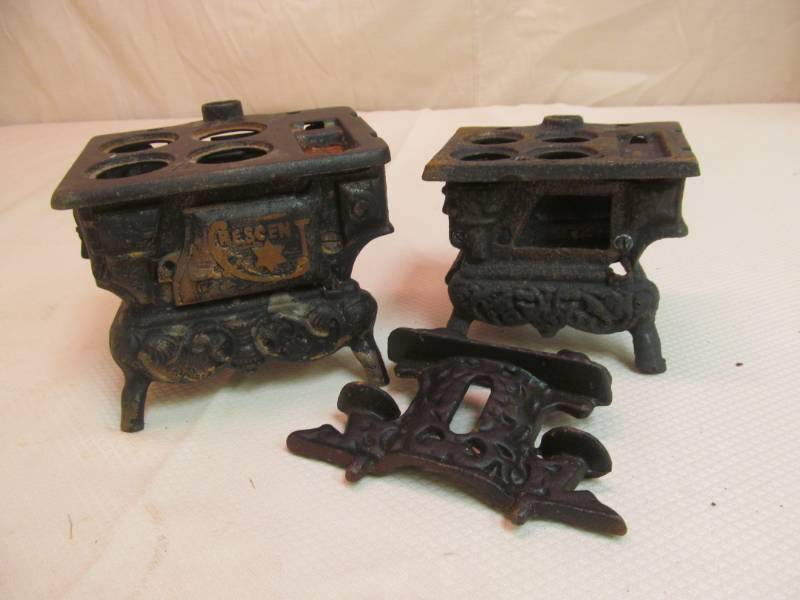 lot 190 image: Vintage Cast Iron Mini Stove