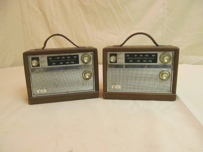 lot 195 image: Vintage Arvin Transistors Radio