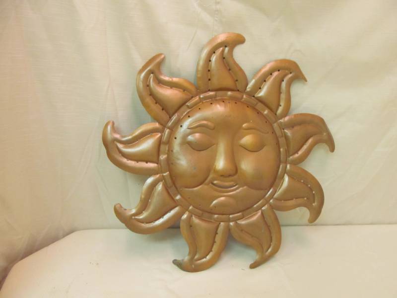 lot 215 image: Hanging Metal Sun Dcor