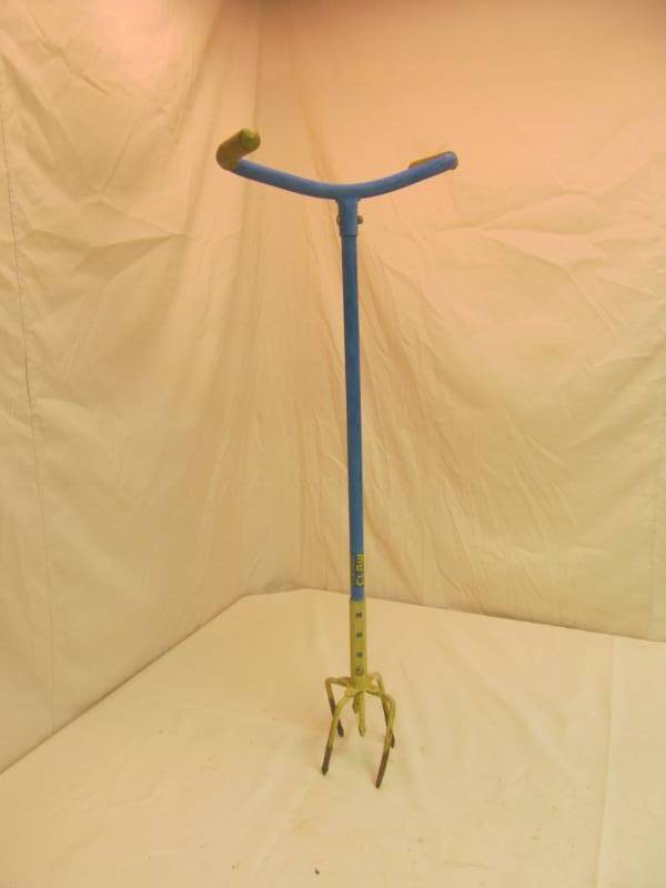 lot 216 image: Garden Claw