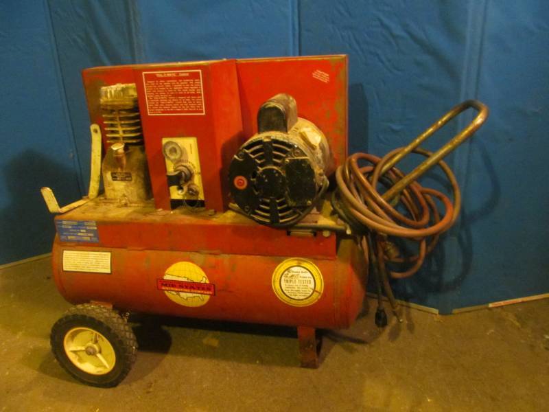 lot 220 image: SMC 10 Gallon Max Pressure Compressor