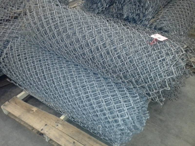 lot 113 image: Lot of 48 Chain-Link Fencing - 3 Rolls