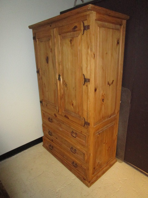 lot 605 image: WOOD ENTERTAINMENT CENTER WITH RUSTIC ACCENTS