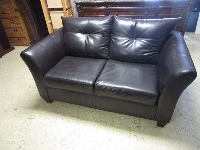 lot 607 image: VINYL LOVE SEAT