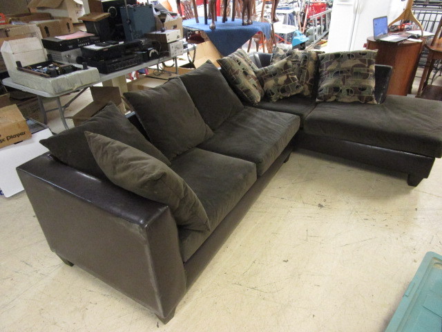 lot 618 image: VINYL SECTIONAL WITH MICROFIBER UPHOLSTERED CUSHIONS