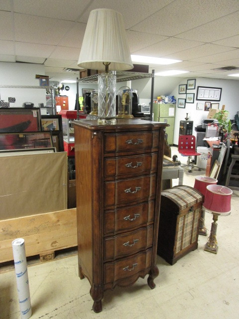 lot 630 image: SOLID WOOD LINGERIE CHEST WITH LAMP