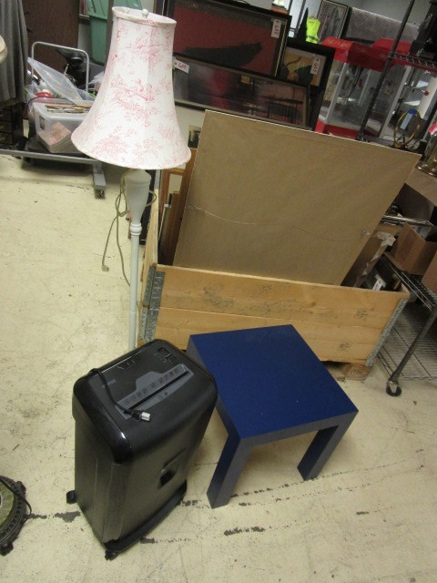 lot 633 image: PAPER SHREDDER, LAMP AND ACCENT TABLE
