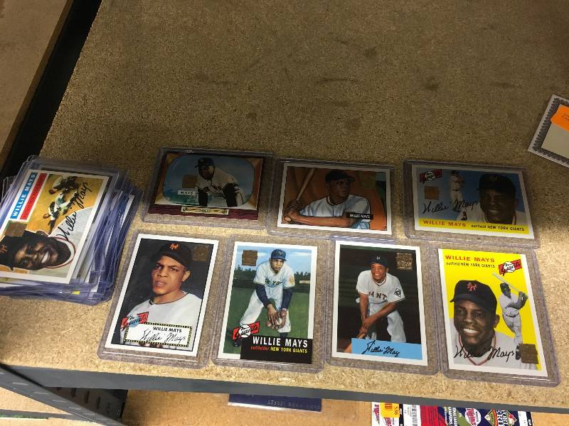 lot 513 image: 25 Willie Mays Cards