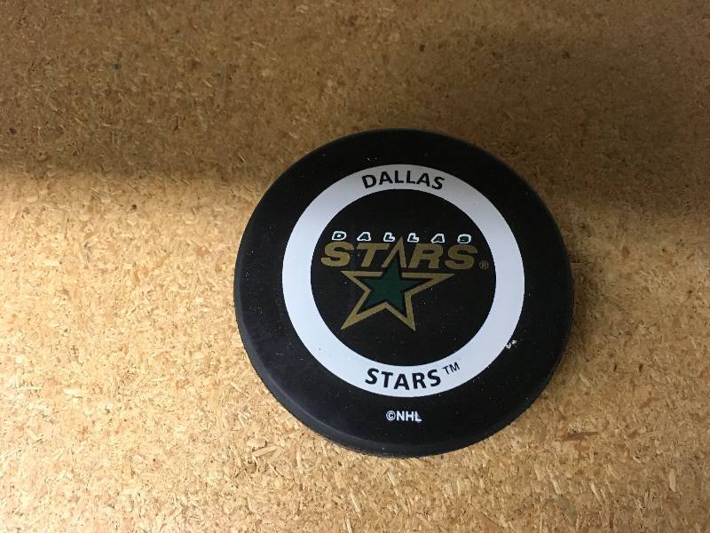 lot 539 image: Dallas Stars NHL Official Puck