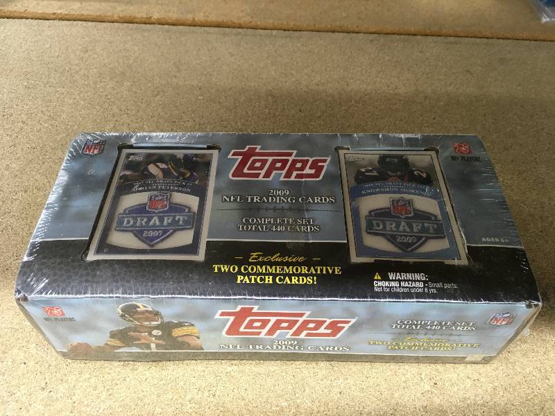 lot 556 image: 2009 Topps NFL Card Set