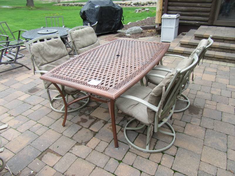 lot 12 image: Nice patio table and 4 swivel Chairs with pads