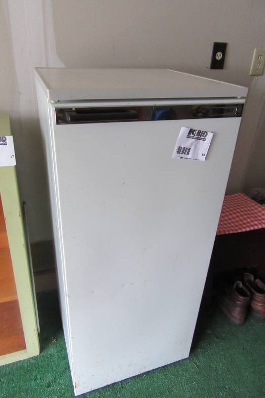 lot 15 image: Free Standing 7.4 cu ft freezer