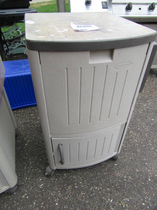 lot 20 image: Suncast Ice chest, Serving unit
