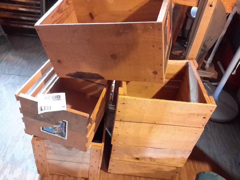 lot 74 image: Lot of wooden fruit cratesboxes