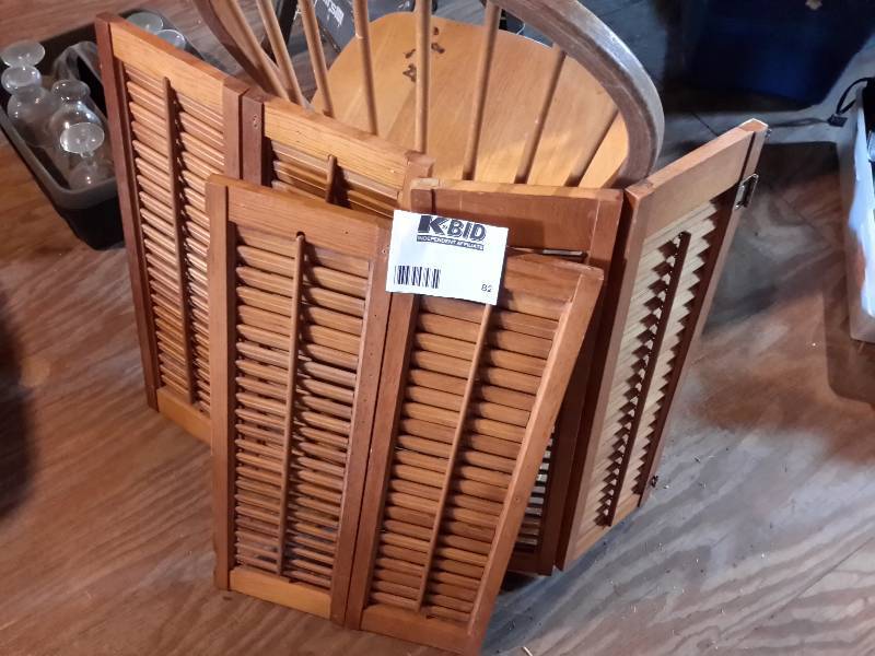 lot 82 image: 3 sets of bifold, shutters.