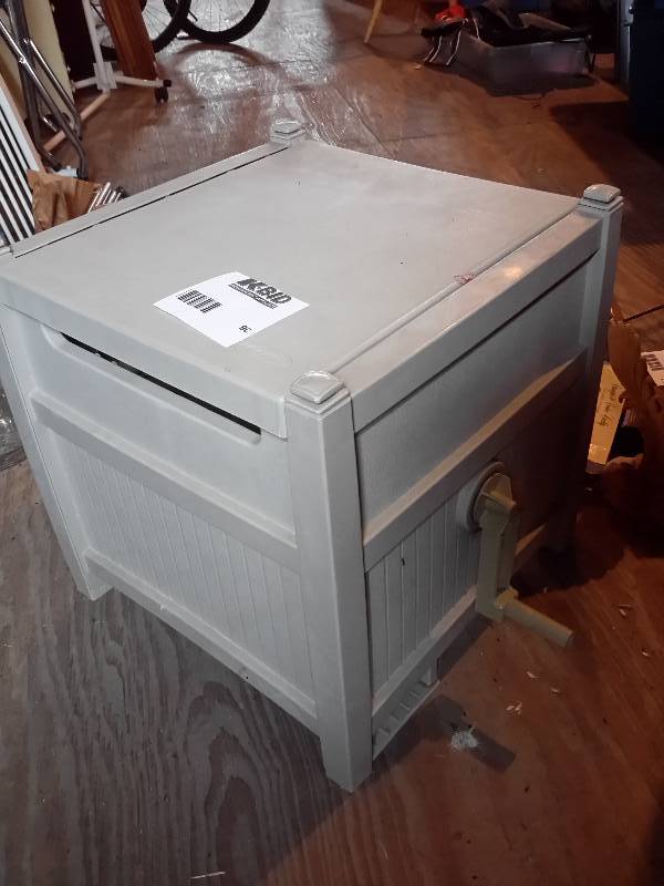 lot 90 image: SUNCAST, Hose reel case
