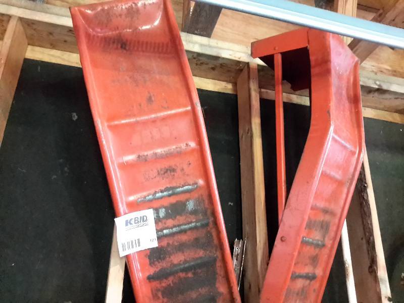 lot 121 image: 2 heavy Duty Car Ramps