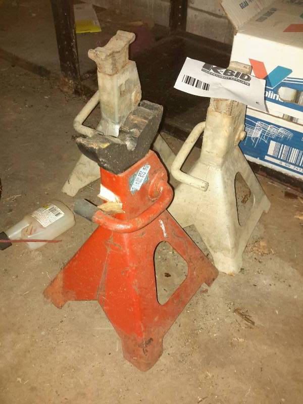 lot 6 image: 3 Jack Stands