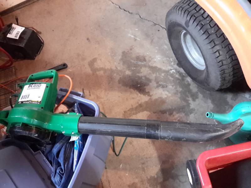 lot 40 image: Barracuda, Super Blower,Mulching Vac.. Model 2595