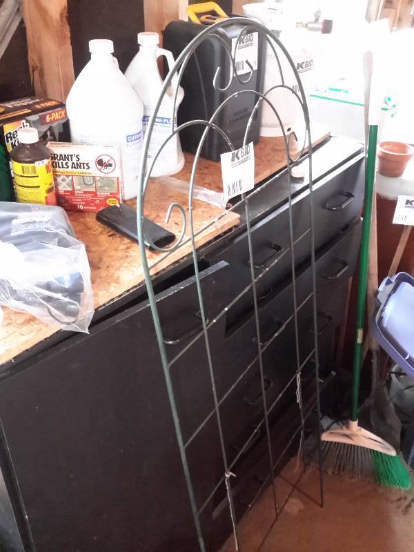 lot 45 image: Nice metal Garden Trellis.. Approx 5 ft tall