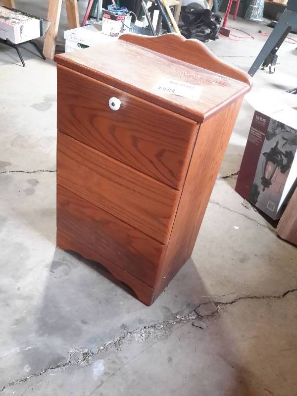lot 44 image: Small wood garbage can cabinet