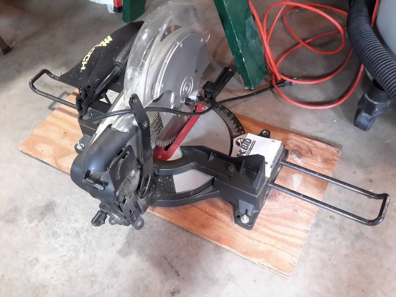 lot 3 image: McCulloch, 10 in Compound Miter Saw