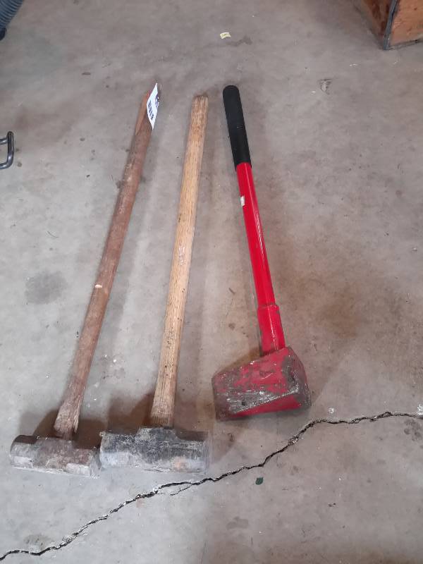 lot 28 image: 2 Sledge Hammers and Splitting Maul