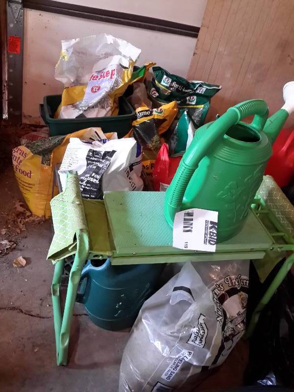 lot 119 image: Large lot of GardeningLawn supplies