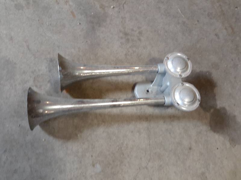 lot 175 image: Chrome Air Horn