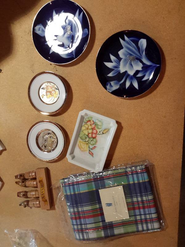 lot 199 image: Misc. Household dcor.. Nice set of liquor corks