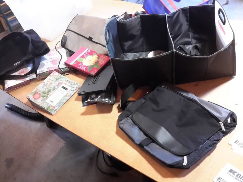 lot 200 image: Lot of hand bags as pictured