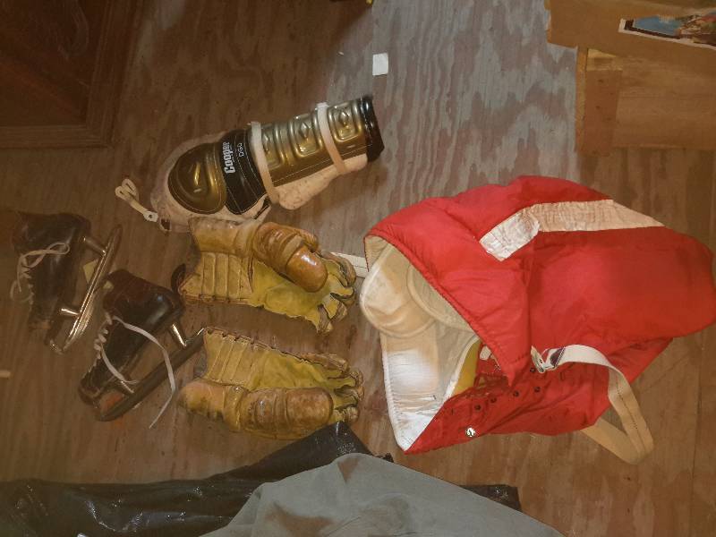lot 206 image: Hockey pads, pants, skates
