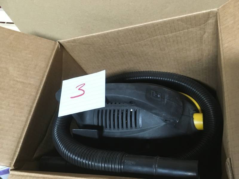 lot 3 image: Stinger 2.5 Gal. 1.75-Peak HP Compact Wet Dry Vac in good condition