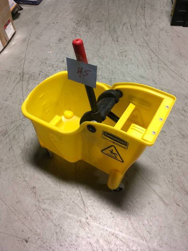 lot 45 image: RUBBERMAID YELLOW BUCKET in good condition