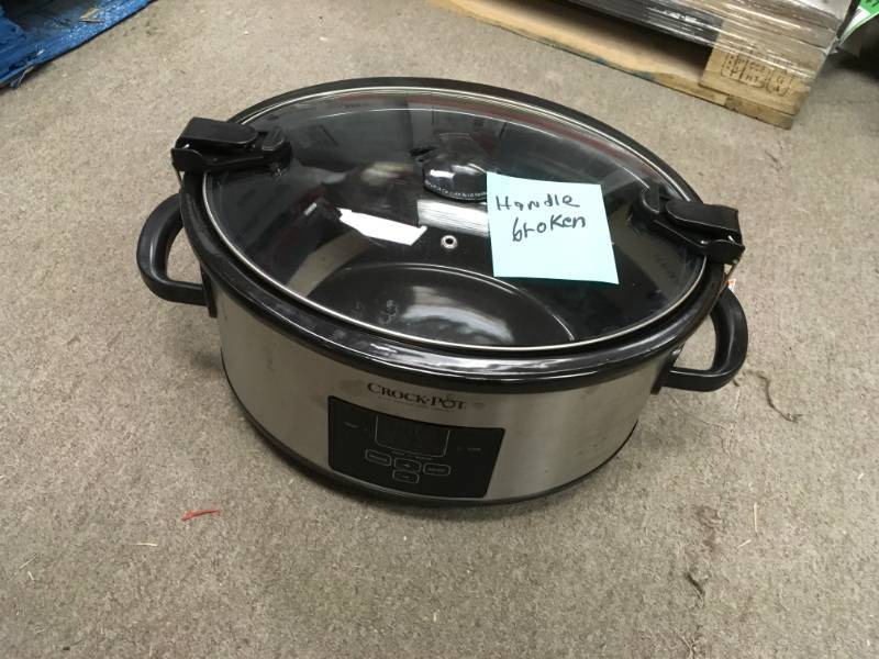 lot 74 image: Crock-Pot 7.0-Quart Cook & Carry Programmable Slow Cooker HANDLE BROKEN