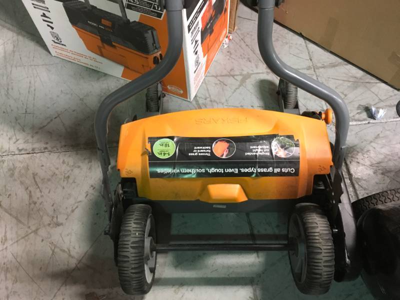 Fiskars 18 in. Cut Manual Push Non-Electric Walk Behind Reel Mowerin good condition