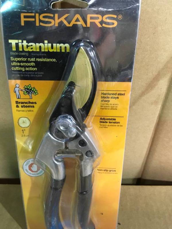 Fiskars Titanium Bypass Pro Pruner Prune trees stems branches in good condition